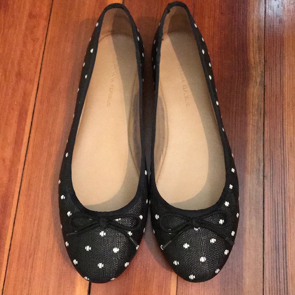 Black polka dot ballet flats